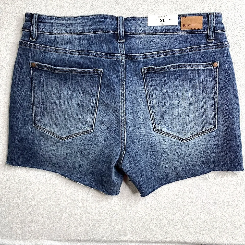 Judy Blue Los Angeles Mid-Rise Semi-Cuffed Raw Hem Denim Shorts Size (XL) - Picture 6 of 14